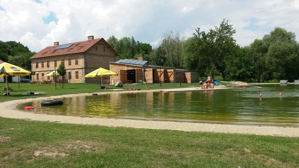 Rekreacni Areal Dvur Honetice Bagian luar foto